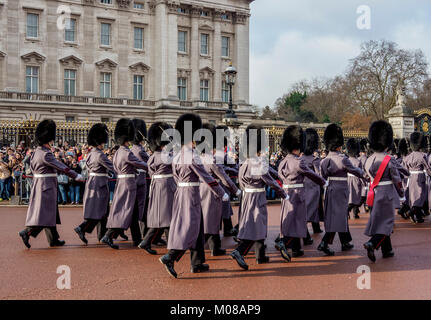 Relève de la garde à Buckingham Palace, Londres, Angleterre, Royaume-Uni Banque D'Images