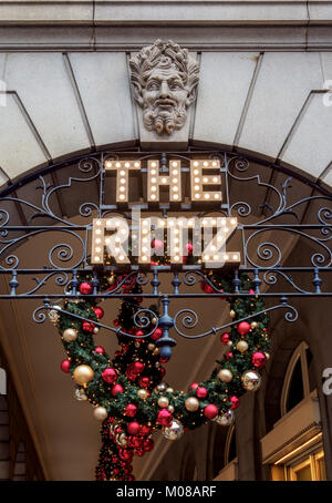 Décorations de Noël, le Ritz Hotel, Londres, Angleterre, Royaume-Uni Banque D'Images
