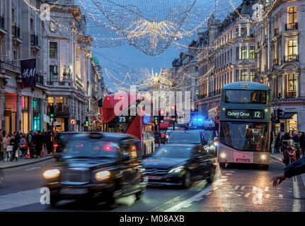 Regent Street avec Noël illuminations au crépuscule, Londres, Angleterre, Royaume-Uni Banque D'Images