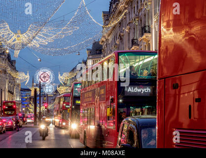 Regent Street avec Noël illuminations au crépuscule, Londres, Angleterre, Royaume-Uni Banque D'Images