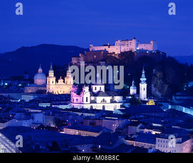 Aperçu de Salzbourg, le château de Hohensalzburg à distance, Autriche Banque D'Images