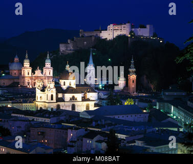 Flèches et dômes de Salzbourg, dominé par le Château de Hohenzollern, Salzbourg, Autriche Banque D'Images