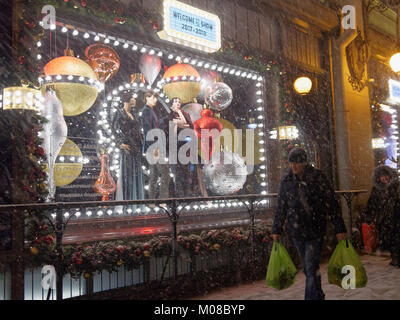 Saint-Pétersbourg, Russie - 23 décembre 2017: Les gens à la fenêtre du grand magasin DLT décoré pour Noël. Banque D'Images