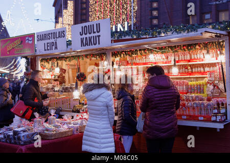 Helsinki, Finlande - 9 décembre 2017 : les gens sur le marché de Noël dans la rue Aleksanterinkatu. C'est l'un des marchés de Noël les plus populaires Banque D'Images