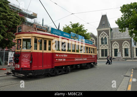 Tramway historique sur Worcester Boulevard avec Cantebury Museum dans l'arrière-plan Banque D'Images