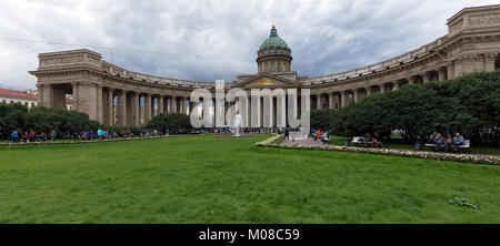 Saint-pétersbourg, Russie - septembre 8, 2017 : Les gens se reposer en face de la Cathédrale de Kazan. Le temple a été construit en 1801-1811 par conception d'Andrey Voronikh Banque D'Images