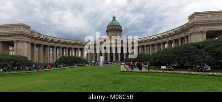 Saint-pétersbourg, Russie - septembre 8, 2017 : Les gens se reposer en face de la Cathédrale de Kazan. Le temple a été construit en 1801-1811 par conception d'Andrey Voronikh Banque D'Images