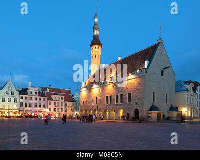 Tallinn, Estonie - 30 juillet 2017 : les gens sur la place de l'hôtel de ville dans la nuit. La vieille ville est l'une des villes médiévales les mieux préservées en Europe et Banque D'Images