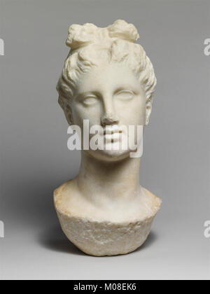 Cette tête en marbre représente une jeune femme d'une statue funéraire, mettant en valeur le savoir-faire artisanal et les traits idéalisés caractéristiques de la sculpture grecque et romaine antique. Banque D'Images