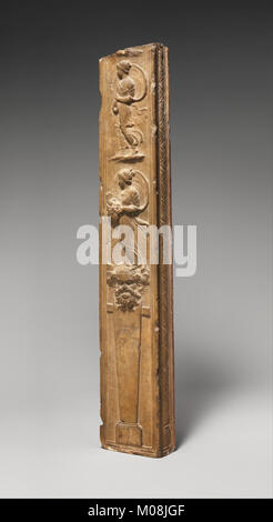 Ce pilier en marbre présente des reliefs néo-attiques avec des motifs grecs classiques, mettant en valeur un travail sculptural complexe. Banque D'Images