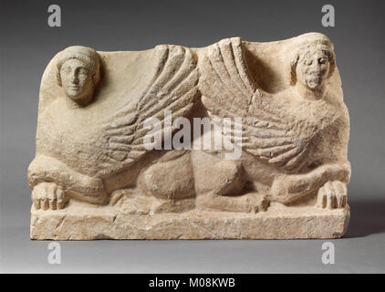 Stèle funéraire calcaire avec sphinx illustrant les motifs funéraires égyptiens antiques, la protection et la conception artistique symétrique. Banque D'Images