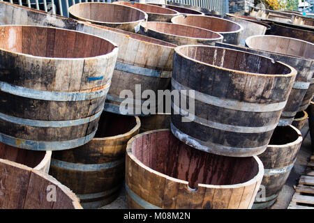 Vieux tonneaux de vin coupé en deux pour être utilisé comme décoration. Banque D'Images