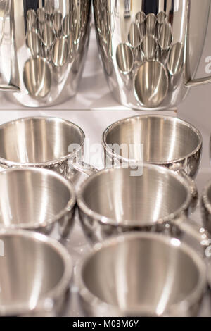 Ensemble de tasses en acier inoxydable/pichets. Banque D'Images