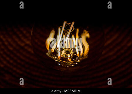 Antique style décoratif edison ampoules sont en fait des ampoules LED contemporain ressemblant à la vieille école. La création d'un style ancien look. Banque D'Images