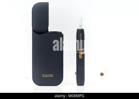 Prague, Rpublique tchque - janvier 02, 2018:cigarette lectronique,  systme de chauffage tabac Iqos de Marlboro isol sur fond blanc Photo  Stock - Alamy