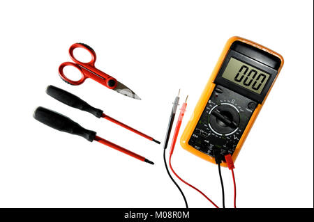 Multimètre, ciseaux et tournevis pour travailler sur une installation électrique résidentielle photographié sur un fond blanc Banque D'Images