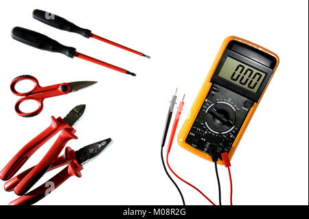 Multimètre, pince, ciseaux, coupe-câbles et un tournevis pour travailler sur une installation électrique résidentielle photographié sur un fond blanc Banque D'Images