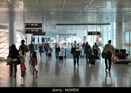 MUNICH, ALLEMAGNE - 1 avril 2014 : les voyageurs à pied de portes à l'Aéroport International de Munich en Allemagne. C'est le 7ème aéroport le plus fréquenté d'Europe avec 38, Banque D'Images