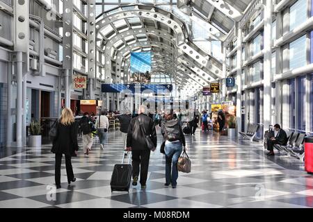 CHICAGO, USA - 1 avril 2014 : les voyageurs à pied de portes à Chicago O'Hare International Airport in USA. C'était le 5ème aéroport le plus fréquenté au monde avec Banque D'Images