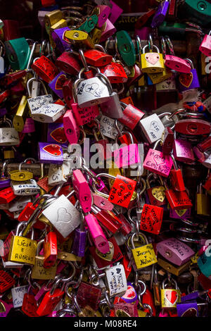 Vérone, ITALIE - 02 juin 2014 : Serrures attachted au mur de Juliets chambre à Vérone comme une preuve d'amour Banque D'Images