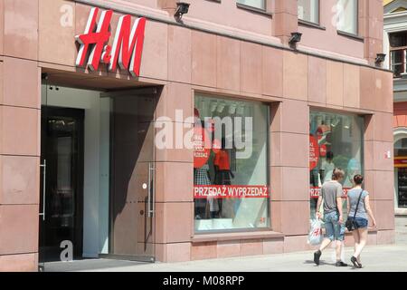 WROCLAW, Pologne - 6 juillet 2014 : Les gens magasinent chez H&M fashion store à Wroclaw. H&M est un groupe international de mode au détail corp connue pour son fast fashion ap Banque D'Images