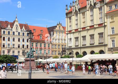 WROCLAW, Pologne - 6 juillet 2014 : personnes visitent Rynek (Place du marché) à Wroclaw. Wroclaw est la 4ème ville de France avec 632 067 habitants (2013). Banque D'Images