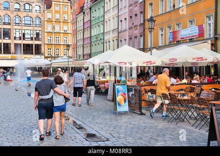 WROCLAW, Pologne - 6 juillet 2014 : personnes visitent Rynek (Place du marché) à Wroclaw. Wroclaw est la 4ème ville de France avec 632 067 habitants (2013). Banque D'Images