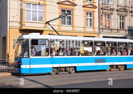 WROCLAW, Pologne - 6 juillet 2014 : Les gens de la ville en tram à Wroclaw. Il y a 22 lignes de tramway avec longueur totale de 258km dans la région de Wroclaw. Banque D'Images