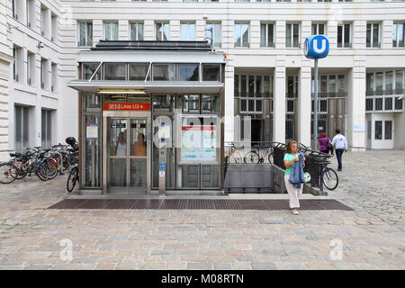 Vienne, Autriche - 7 septembre 2011 : la station de métro sortie ascenseur à Vienne. Avec 534 millions de trajets annuels (2010), U-Bahn de Vienne est 20e larg Banque D'Images