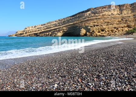 Côte de l'île de Crète en Grèce. Célèbre plage de galets de Matala. Il y a des grottes du Néolithique ancien dans la roche calcaire. Banque D'Images