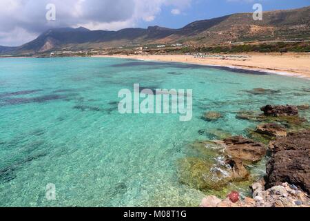 Côte de l'île de Crète en Grèce. Plage de sable rouge de célèbre Falasarna (également connu sous le nom de Falassarna ou Phalasarna). Banque D'Images