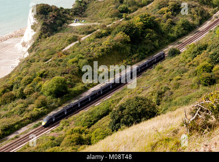 Un train Javelin à grande vitesse sur la partie côtière, entre Folkestone Ouest à Douvres, en voyage, sur une section conventionnelle de piste, Banque D'Images