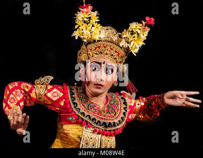 Bali, Indonésie - Octobre 2015 : danseurs balinais portant des costumes traditionnels et l'exécution de la danse traditionnelle Legong dans un petit théâtre à Bali Banque D'Images