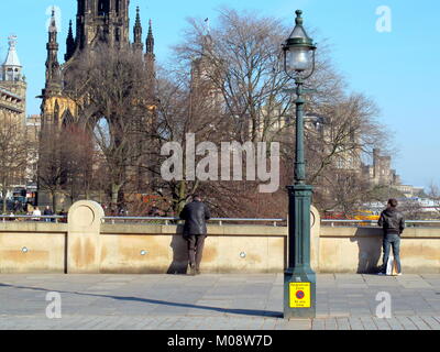 Les touristes du festival jeunes hommes garçons hommes sur journée ensoleillée à la recherche à la walter scott monument, scène de rue de tous les jours vu de derrière Banque D'Images