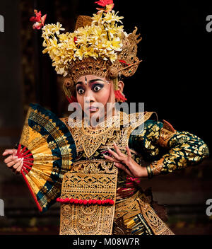 Bali, Indonésie - Octobre 2015 : danseurs balinais portant des costumes traditionnels et l'exécution de la danse traditionnelle Legong dans un petit théâtre à Bali Banque D'Images