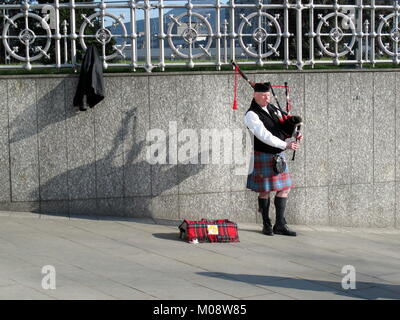 Musicien de la rue Highland piper en robe kilt cornemuse Waverley Bridge ensoleillée Banque D'Images