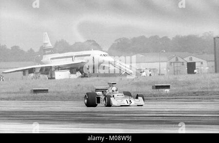 Avec le paquebot supersonique franco-anglo-français Concorde qui sert de toile de fond, la conductrice Divina Galica descend sur la piste de la RAF Fairford pour atteindre quatre records de vitesse de voiture de course britannique. Banque D'Images