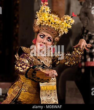 Bali, Indonésie - Octobre 2015 : danseurs balinais portant des costumes traditionnels et l'exécution de la danse traditionnelle Legong dans un petit théâtre à Bali Banque D'Images