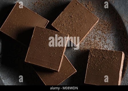 Tiffin ou réfrigérateur gâteau une confection du cacao biscuit écrasé de fruits secs et de chocolat fondu puis réfrigérées Banque D'Images