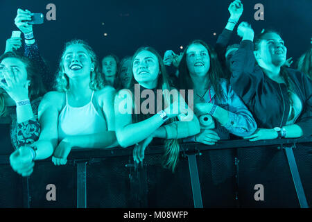 Concert des amateurs de sexe féminin assister à un concert avec le groupe de rock anglais le 1975 à Oslo Spektrum. La Norvège, 05/04 2016. Banque D'Images