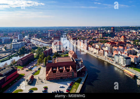 Gdansk, Pologne. Aerial skyline avec rivière Motlawa, ponts, marina, Orchestre Philharmonique Baltique de célèbres monuments et Banque D'Images