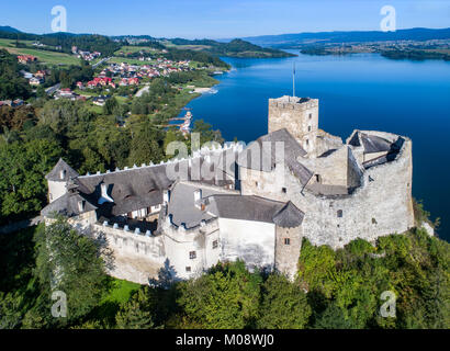 La Pologne. Château médiéval de Niedzica, construit au 14e siècle et le lac Czorsztyn artificiel. Vue aérienne le matin Banque D'Images