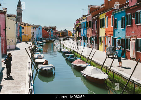 Canal street coloré presque vide en basse saison dans l'île de Burano, Venise, Italie. Banque D'Images