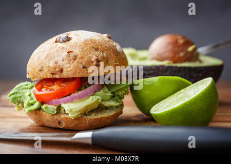 Avocado burger Banque D'Images