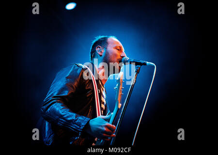 Basé à Berlin, le groupe punk allemand Beatsteaks effectue un concert live de Das Freizeitzentrum ouest (FZW) à Dortmund Dans le cadre de visions 25e anniversaire Club Edition au festival Visions 2014. Ici le chanteur et musicien Arnim Teutoburg-Weiß est représenté sur scène. Allemagne, 05/10 2014. Banque D'Images