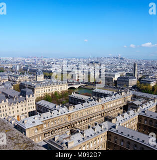 Toits de Paris photographiés depuis la tour de la cathédrale Notre-Dame. Vue aérienne, l'espace pour votre texte. Cette image est tonique. Banque D'Images