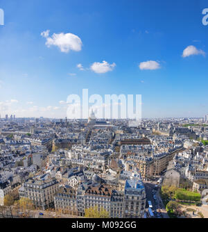 Toits de Paris Panthéon et photographiés de la tour de la cathédrale Notre-Dame. Vue aérienne, l'espace pour votre texte. Banque D'Images