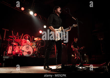 Le groupe de rock américain Jimmy Eat World effectue un concert live au Live Music Hall à Cologne. Ici musicien et chanteur Jim Adkins est représenté sur scène. Allemagne, 13/11 2013. Banque D'Images