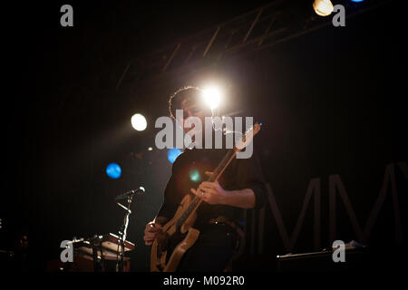 Le groupe de rock américain Jimmy Eat World effectue un concert live au Live Music Hall à Cologne. Ici musicien et chanteur Jim Adkins est représenté sur scène. Allemagne, 13/11 2013. Banque D'Images