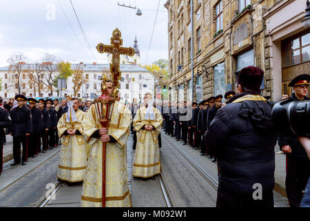 LVIV, UKRAINE - le 16 octobre 2017 Semaine Sainte passion et de la mort de congé religieux de la Procession sacrée dans LvivCrowd des religieux Banque D'Images